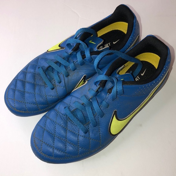 Boys Nike soccer shoes - Picture 3 of 8